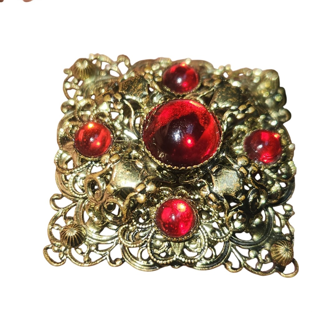 Red Cabochon Filigree Brooch Vintage‎ Gold Tone Ornate Victorian Style Pin